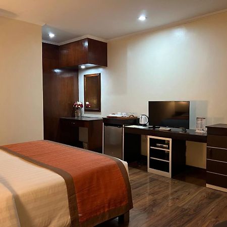 Subic Residencias Olongapo Esterno foto