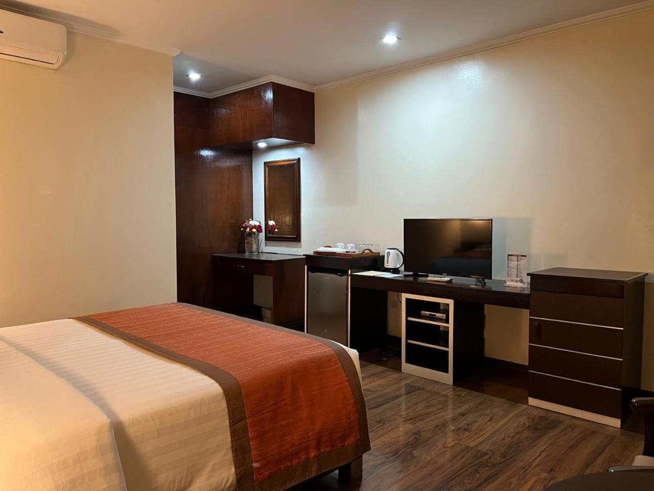 Subic Residencias Olongapo Esterno foto