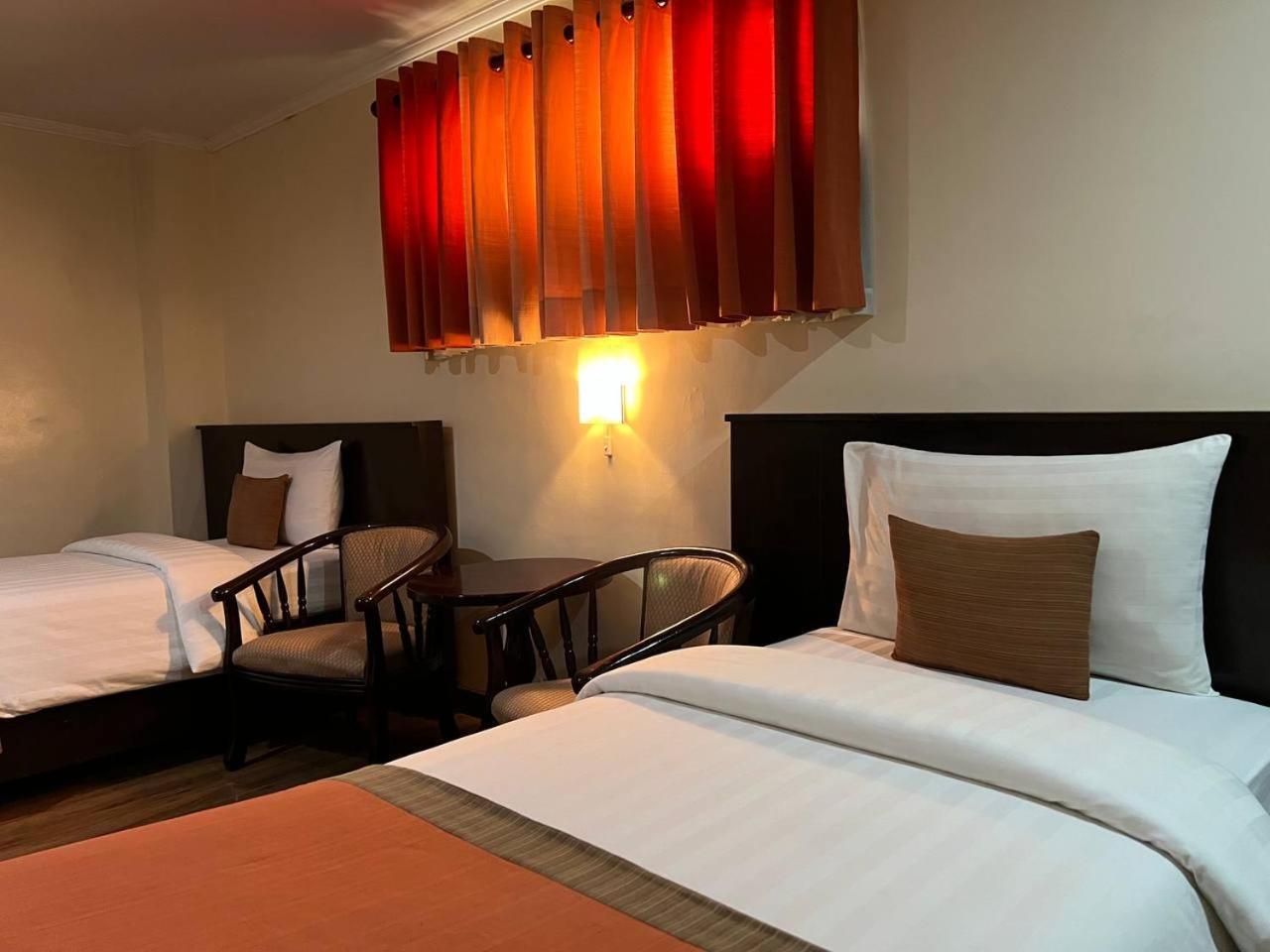 Subic Residencias Olongapo Esterno foto