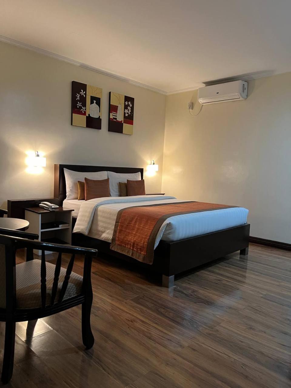 Subic Residencias Olongapo Esterno foto