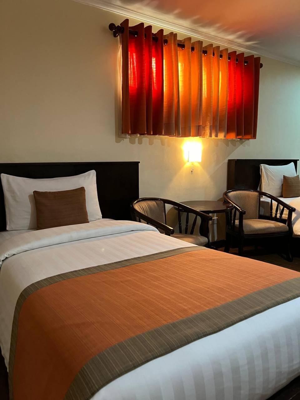 Subic Residencias Olongapo Esterno foto