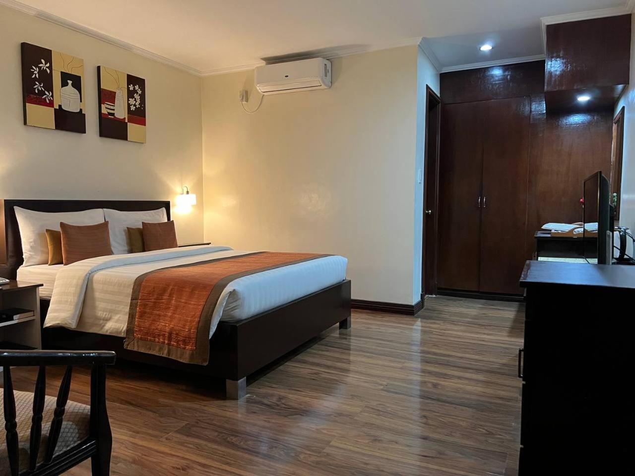 Subic Residencias Olongapo Esterno foto