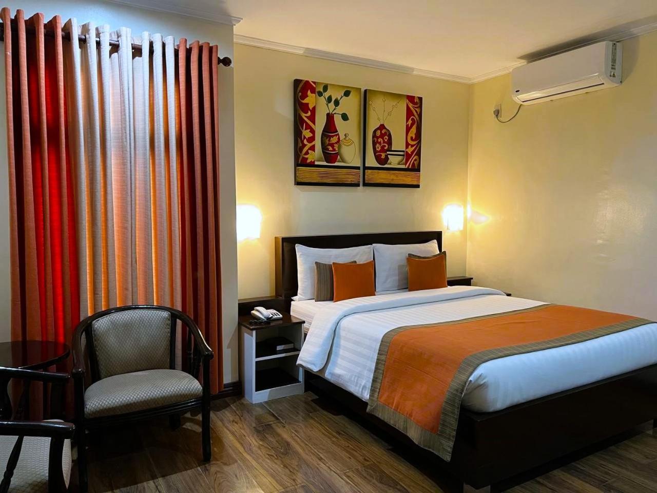 Subic Residencias Olongapo Esterno foto