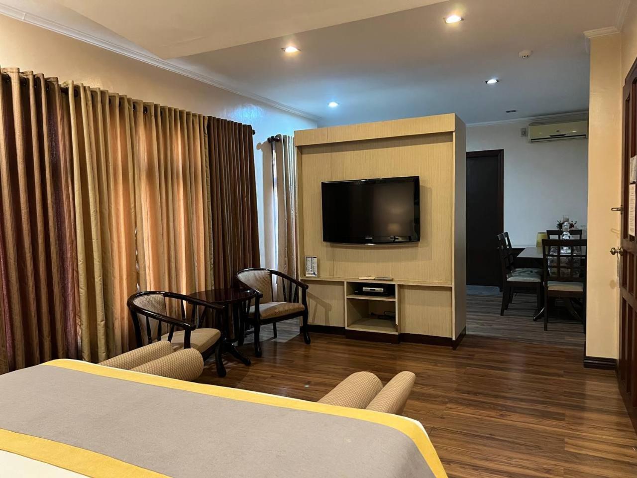 Subic Residencias Olongapo Esterno foto
