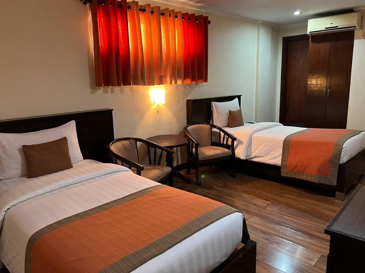 Subic Residencias Olongapo Esterno foto