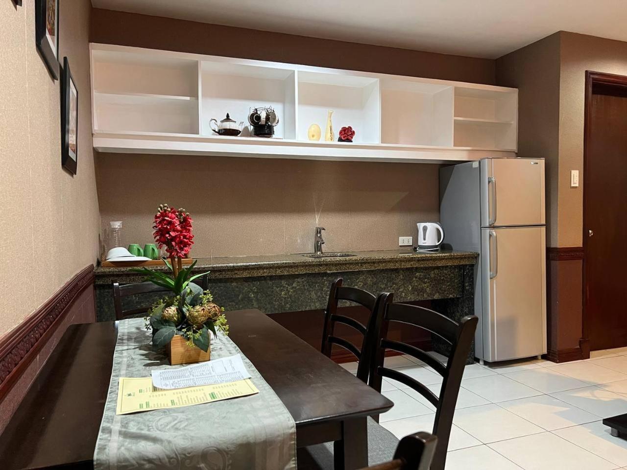 Subic Residencias Olongapo Esterno foto