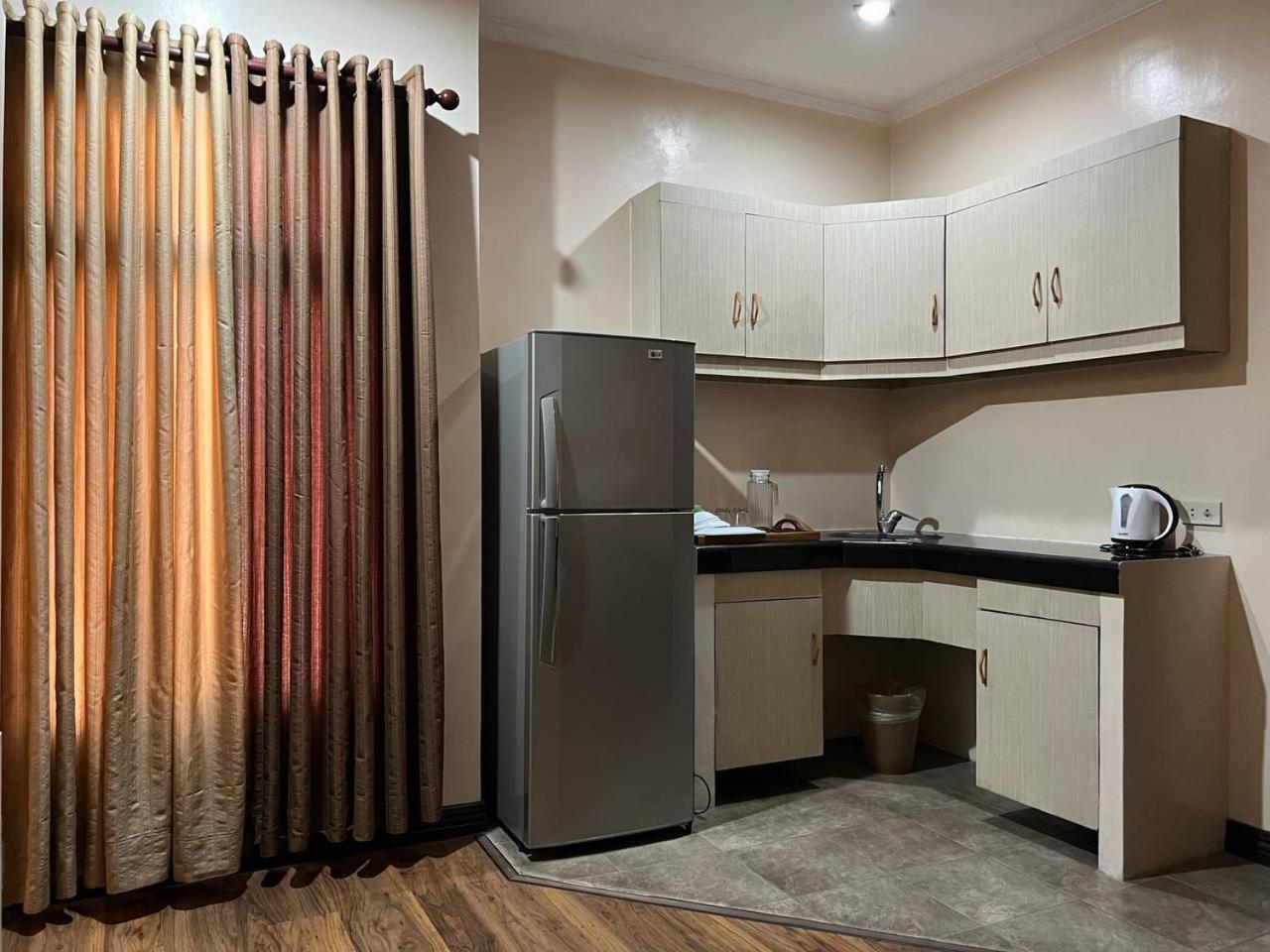 Subic Residencias Olongapo Esterno foto