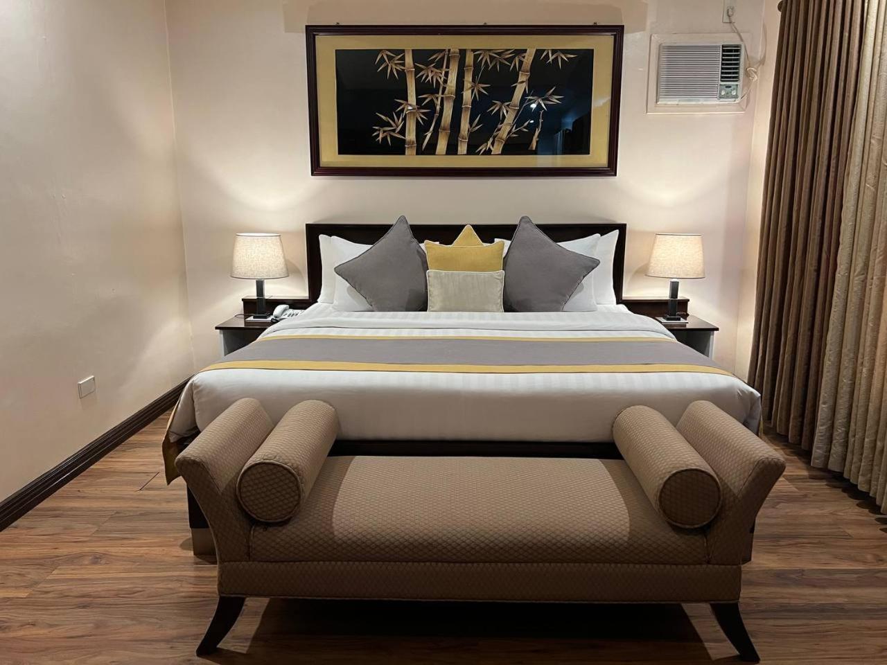 Subic Residencias Olongapo Esterno foto