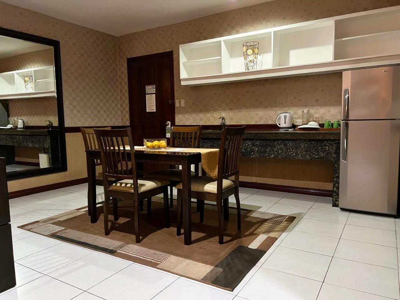 Subic Residencias Olongapo Esterno foto