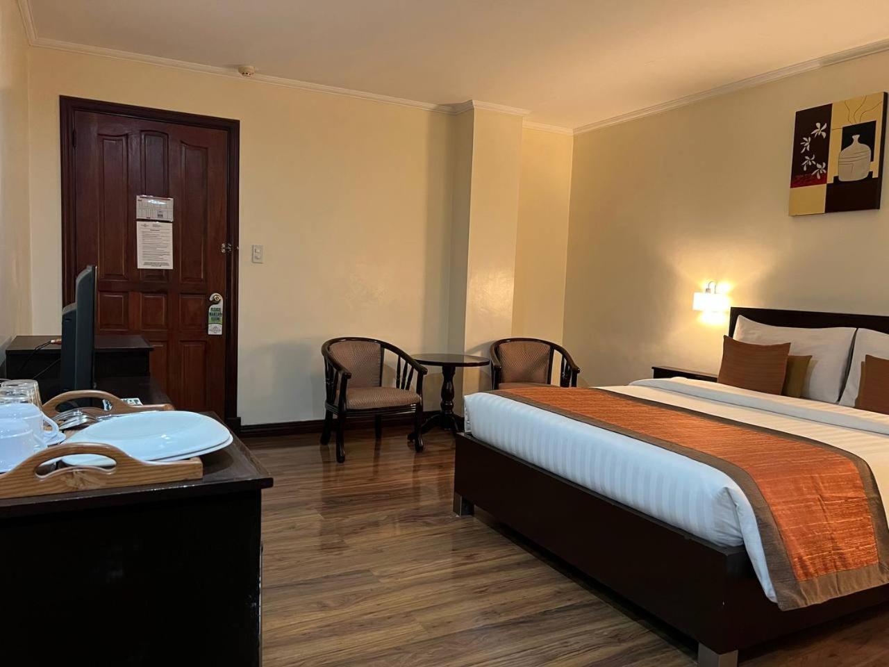 Subic Residencias Olongapo Esterno foto