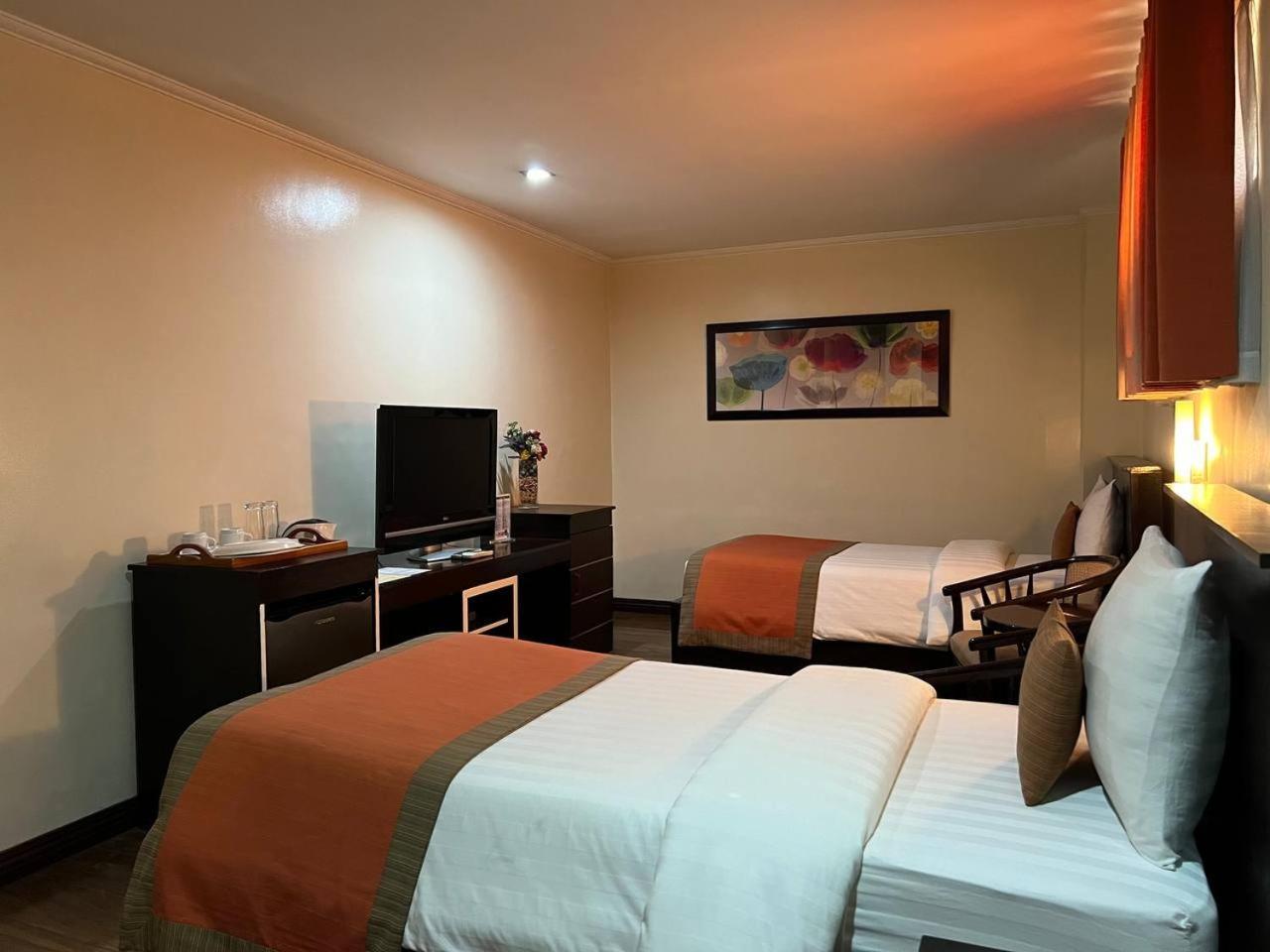 Subic Residencias Olongapo Esterno foto