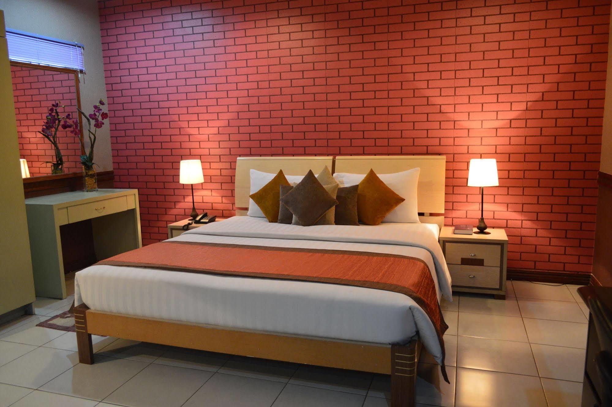 Subic Residencias Olongapo Esterno foto