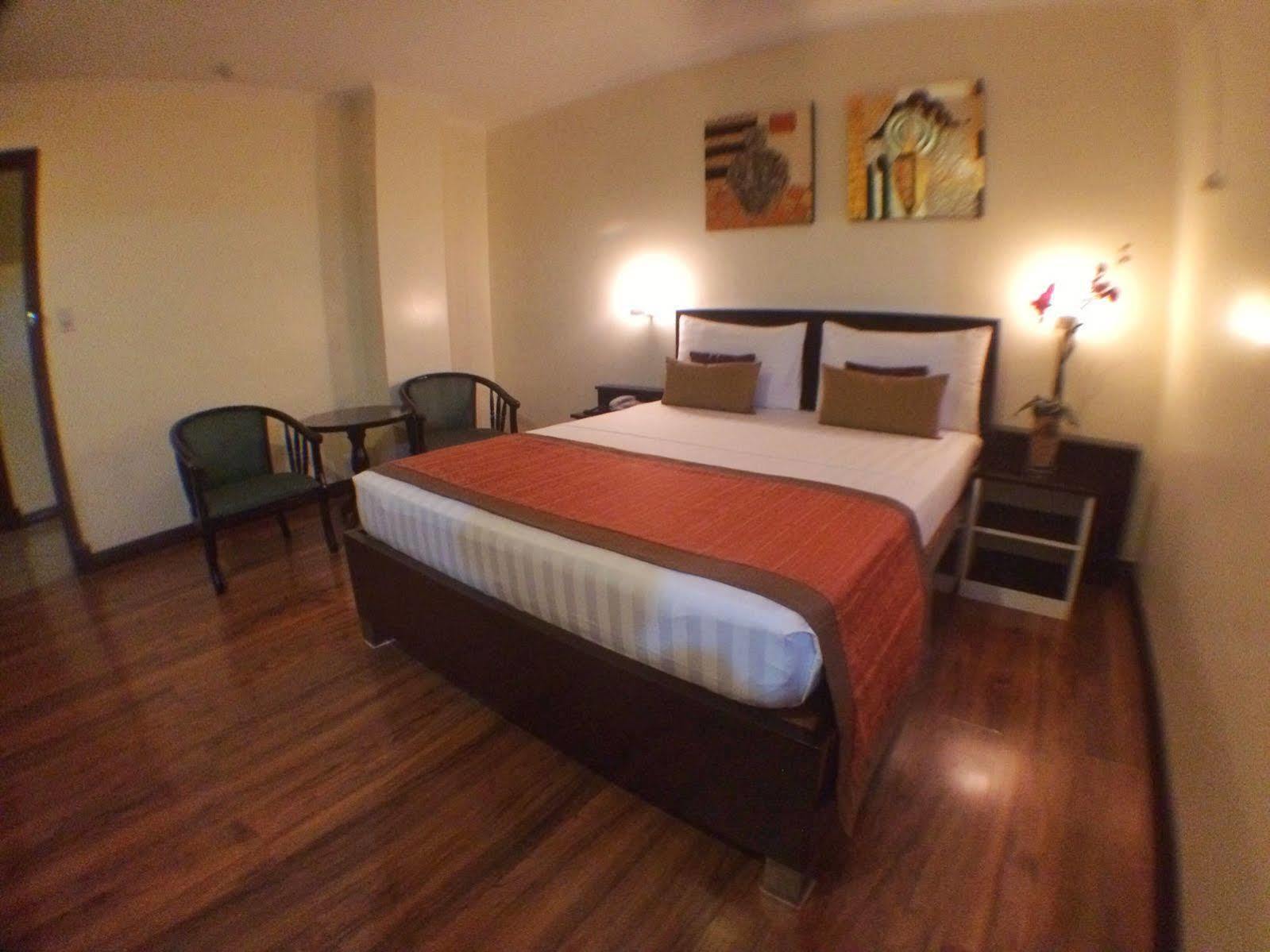 Subic Residencias Olongapo Esterno foto