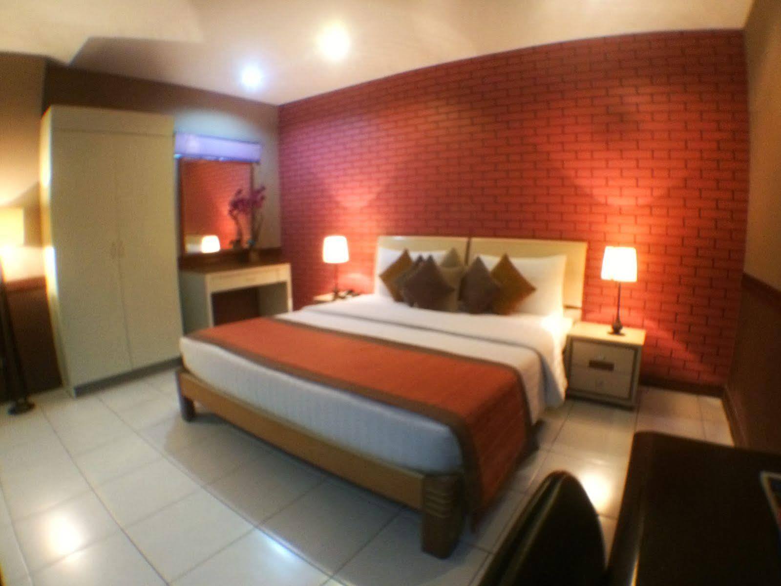 Subic Residencias Olongapo Esterno foto