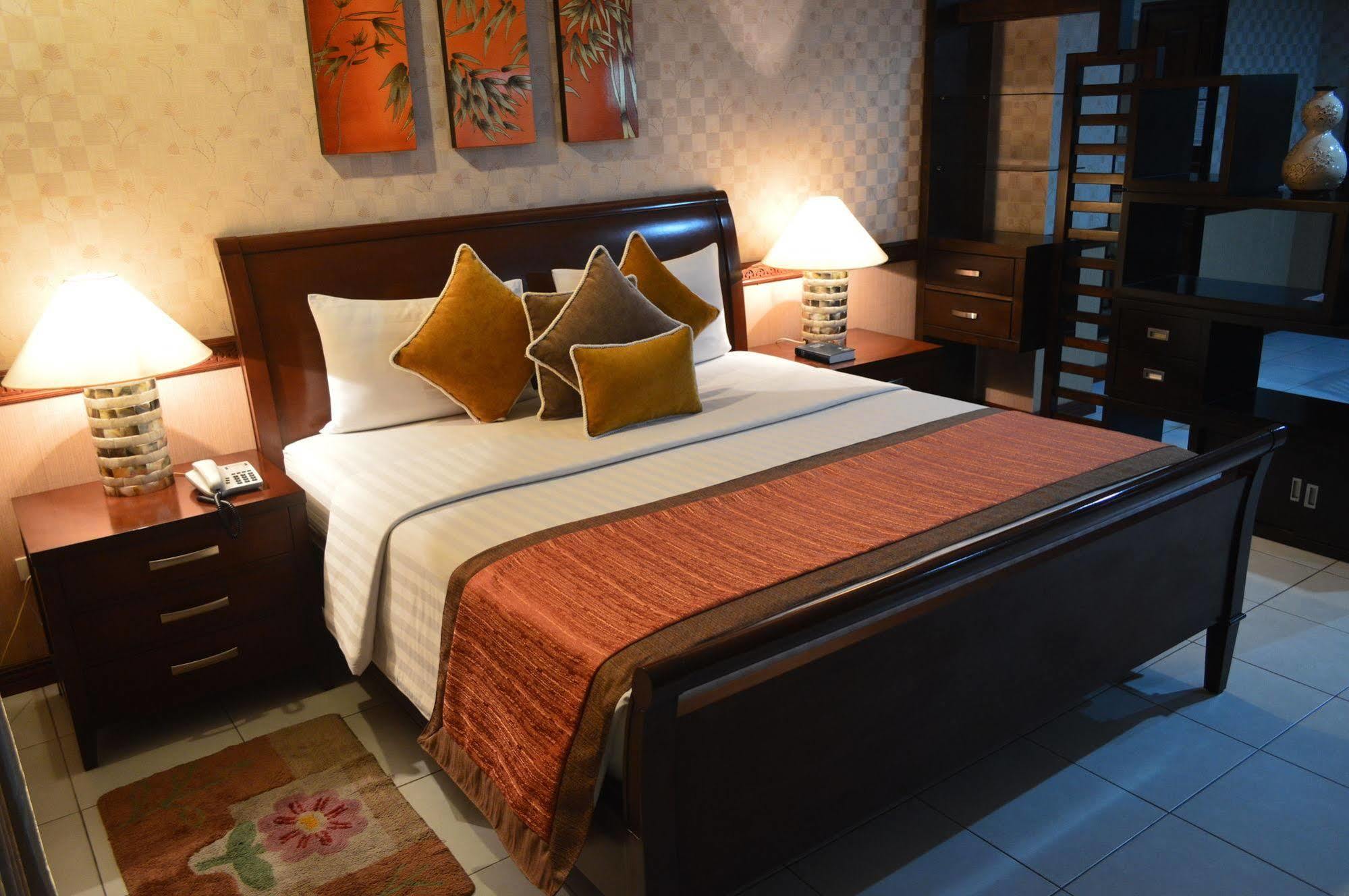Subic Residencias Olongapo Esterno foto