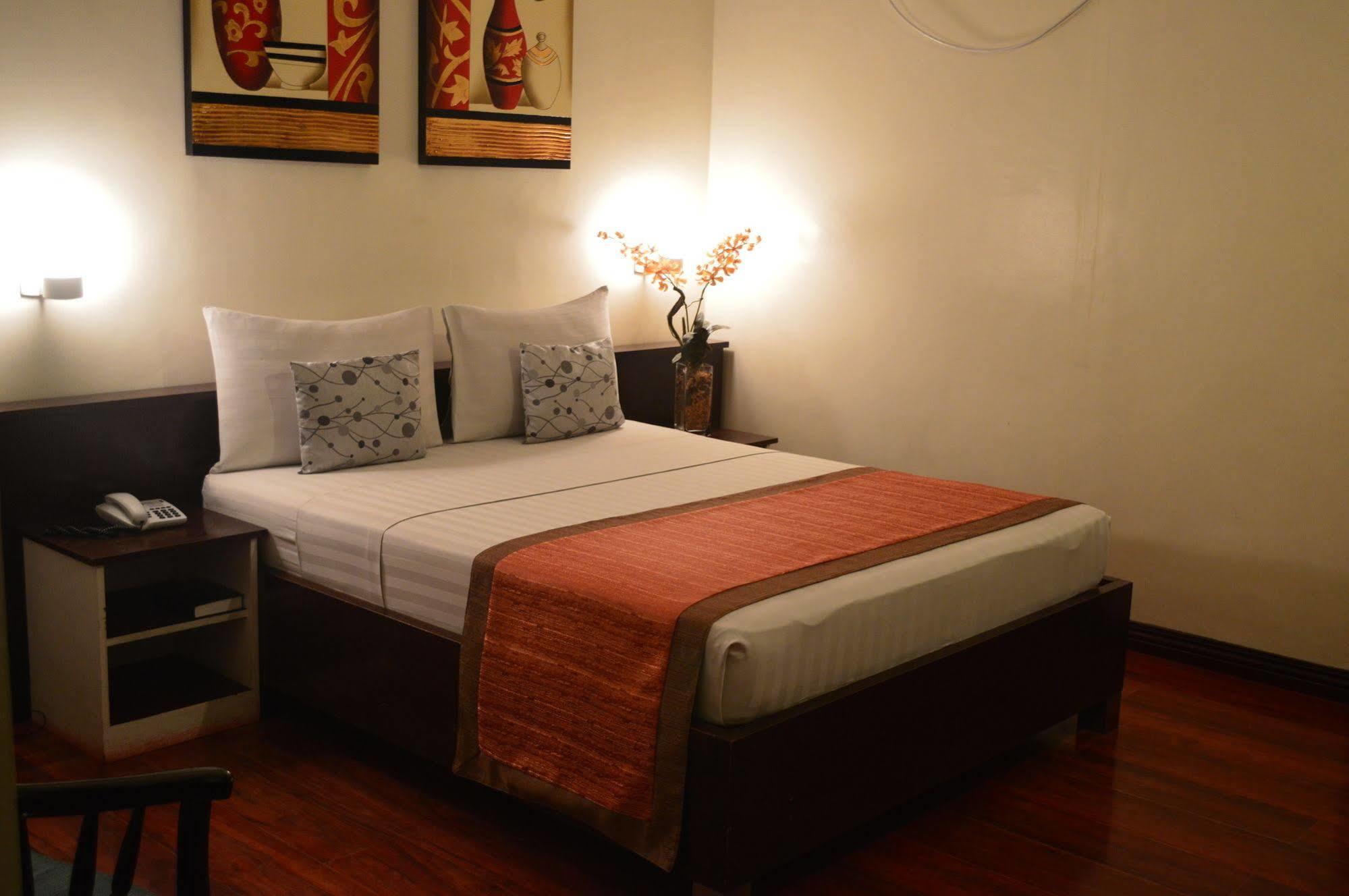 Subic Residencias Olongapo Esterno foto