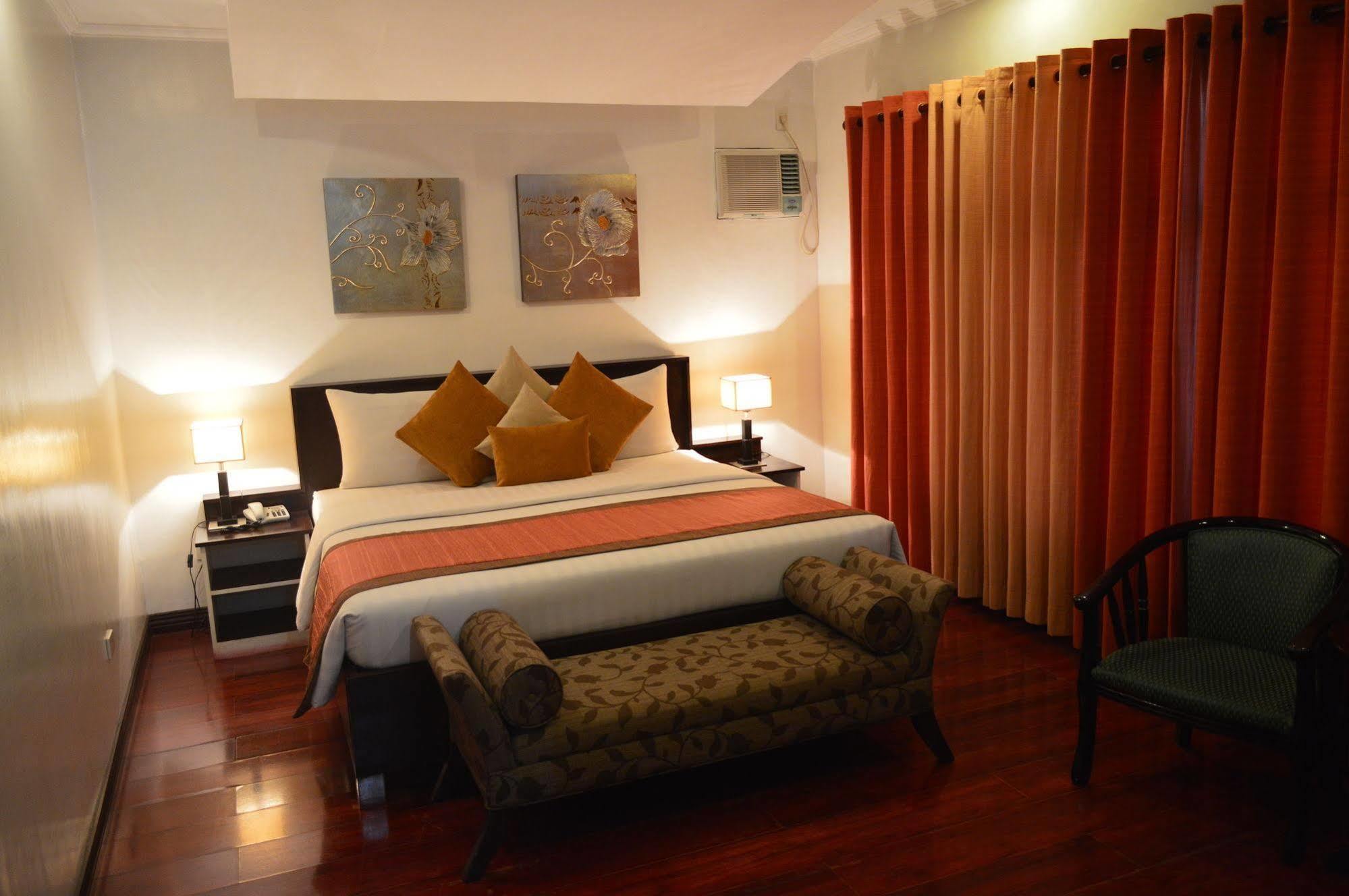Subic Residencias Olongapo Esterno foto