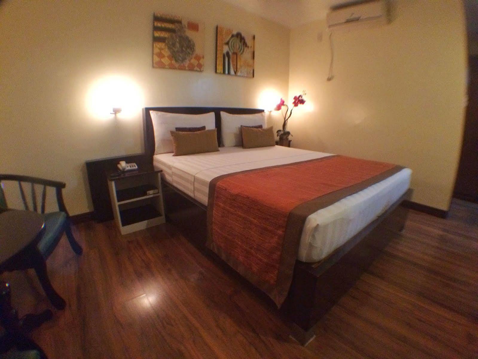 Subic Residencias Olongapo Esterno foto